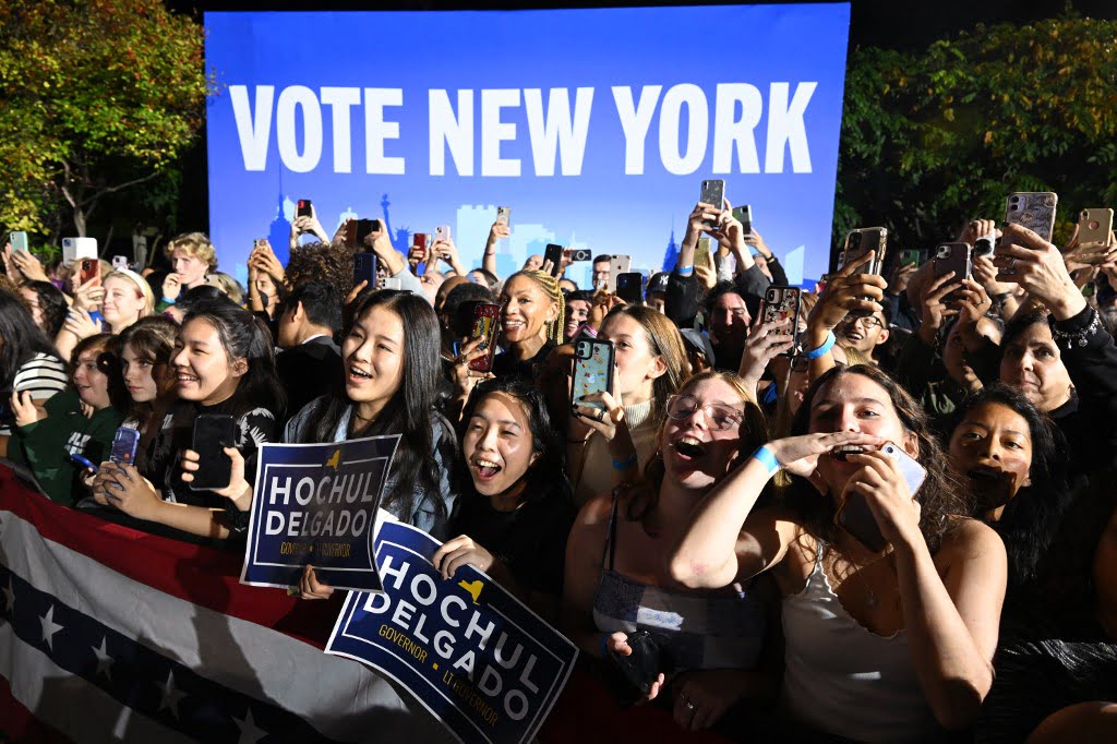 Des partisans applaudissent lors d'un rassemblement pour les candidats démocrates au Sarah Lawrence College à Bronxville, New York, le 6 novembre 2022.