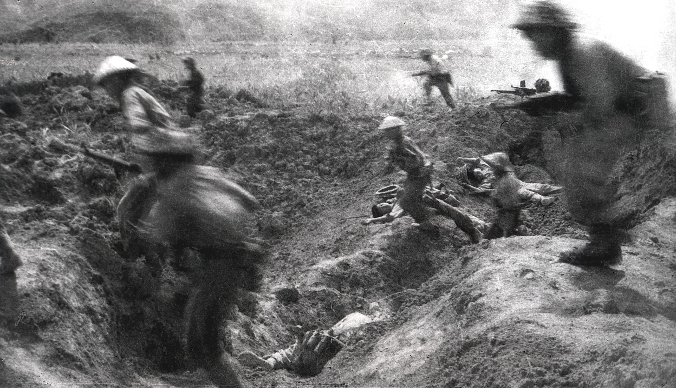 Cette photo prise le 14 avril 1954 montre des soldats viêt-minh, prenant d'assaut les positions françaises à l'aéroport de Muong Thanh, sur le champ de bataille de Diên Biên Phû. AFP - VNA