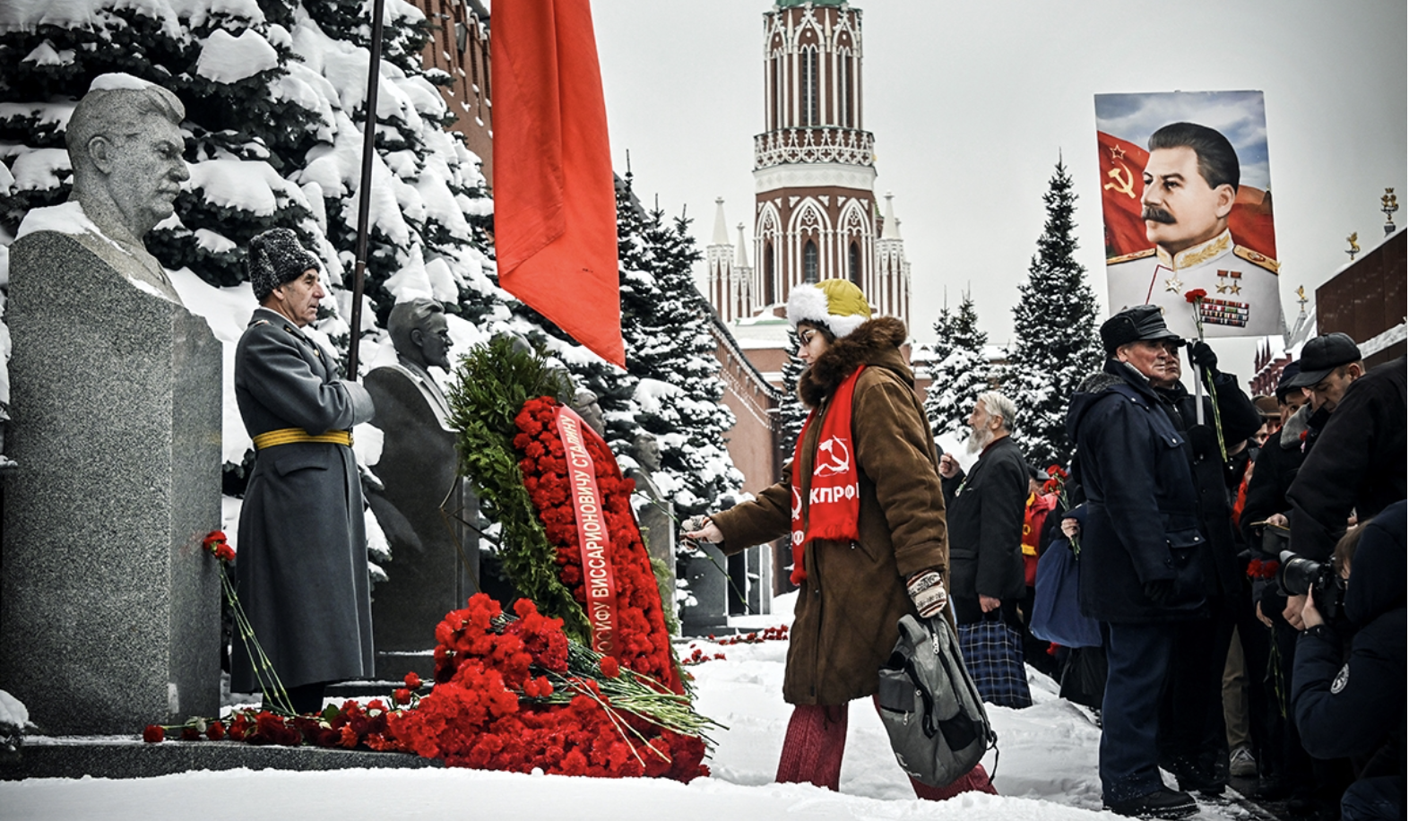 Stalin admirers leave flowers at his tomb on Moscow's Red Square in December 2022 (AFP / Alexander Nemenov)