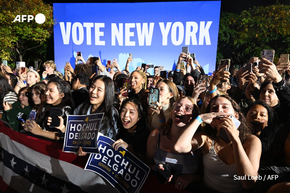 Des partisans applaudissent lors d'un rassemblement pour les candidats démocrates au Sarah Lawrence College à Bronxville, New York, le 6 novembre 2022.