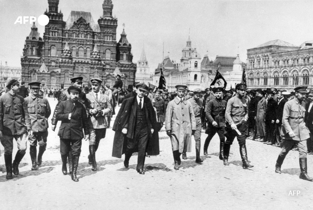 Vladimir Ilitch Oulianov (1870-1924), dit Lénine (au centre), entouré de commandants militaires soviétiques, le 25 mai 1919, sur la Place Rouge de Moscou. - AFP