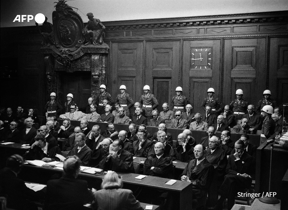 Photo prise vers 1946, montrant le banc des accusés au Tribunal militaire international (TMI) de Nuremberg, où les dirigeants nazis du Troisième Reich étaient jugés pour crimes de guerre pendant la Seconde Guerre mondiale. - AFP