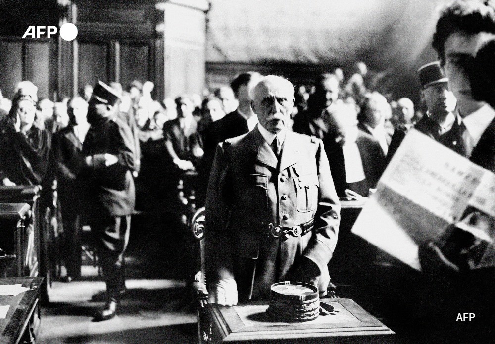 Le Maréchal Philippe Pétain se tient devant la Haute Cour de justice de Paris lors de son procès pour intelligence avec l'ennemi à l'issue duquel il sera condamné à mort, le 15 août 1945, à l'âge de 89 ans. - AFP