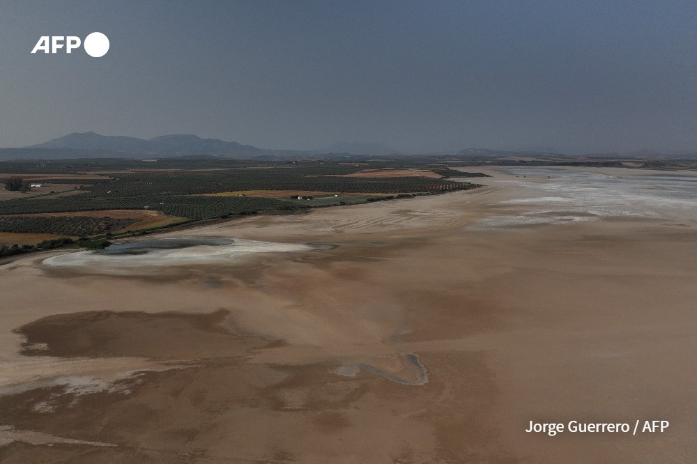 Cette photographie prise le 29 juin 2023 montre une vue aérienne du lac Fuente de Piedra, à quelque 70 kilomètres de Malaga. La plus grande réserve naturelle d'Andalousie, Fuente de Piedra, accueille habituellement chaque année des milliers de couples de flamants roses, qui ont été absents cette année en raison de la sécheresse. JORGE GUERRERO - AFP