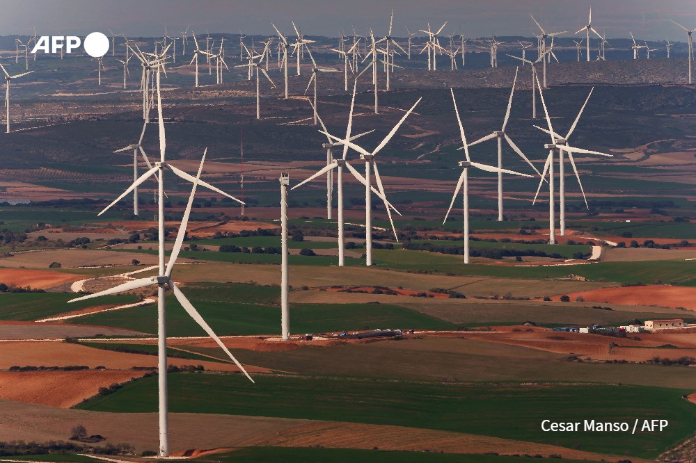 Wind farm in Villar de los Navarros - CESAR MANSO - AFP