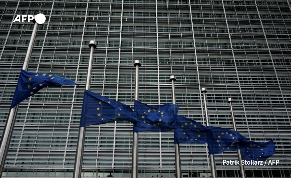 Les drapeaux de l'Union européenne sont en berne devant le bâtiment de la Commission européenne à Bruxelles le 23 mars 2016, un jour après les explosions qui ont frappé la capitale belge. Les dirigeants du monde entier ont condamné à l'unisson le carnage de Bruxelles et se sont engagés à lutter contre le terrorisme, après que des kamikazes de l'État islamique ont tué 31 personnes en frappant le cœur symbolique de l'Union européenne. PATRIK STOLLARZ - AFP