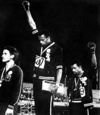 Tommie Smith levant le point au JO de Mexico 1968