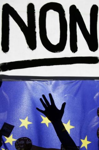 Campaign sign ahead of French voters' rejection of the European Constitution (2005) - Joel Saget - AFP