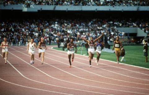 Tommie Smith vainqueur du 200m aux JO de Mexico 1968