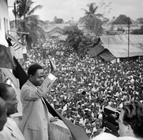 Felix Houphouët-Boigny salue en 1945 à Treichville, une cité ouvrière au sud d'Abidjan, des membres du Syndicat agricole africain (SAA) qu'il a fondé un an auparavant. AFP PHOTO