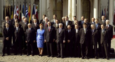 The 25 heads of the expanded EU (2004) - Gerard Cerles - AFP