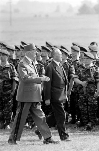 Adenauer et de Gaulle inspectent une parade franco-allemande en 1962 - AFP