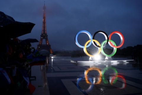 Les anneaux olympiques illuminés à Paris le 13 septembre 2017 - Christophe Simon - AFP