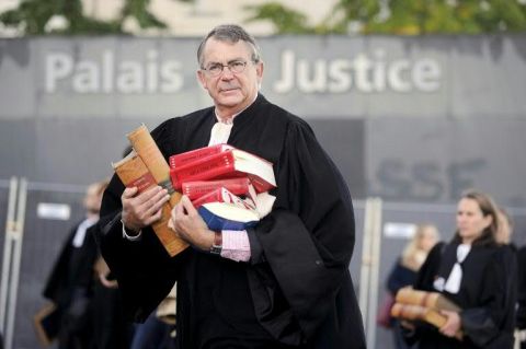 Avocat portant des codes civils devant le palais de justice de Nantes en 2014 - Jean-Sébastien Evrard - AFP
