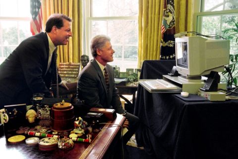 Le président Bill Clinton (d) et le vice-président Al Gore - Jim Colburn - AFP