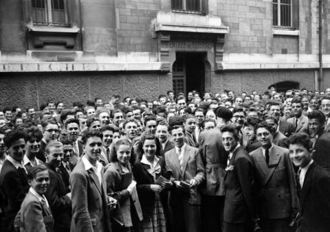 Candidats au baccalauréat devant le lycée Louis-le-Grand à Paris en juin 1948 - AFP