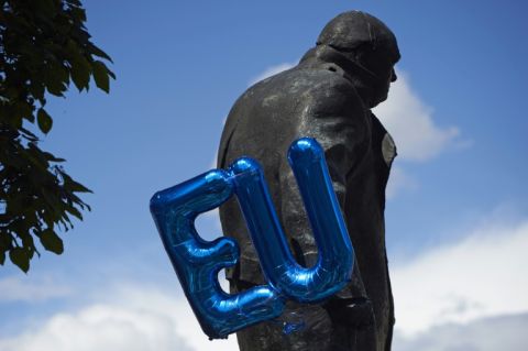 An EU balloon attached to a statue of Winston Churchill in London (2016) - Niklas Halle'n - AFP
