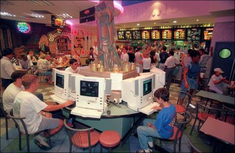 Des clients de Burger King consultent internet à Paris en 1997 - Pierre Boussel - AFP