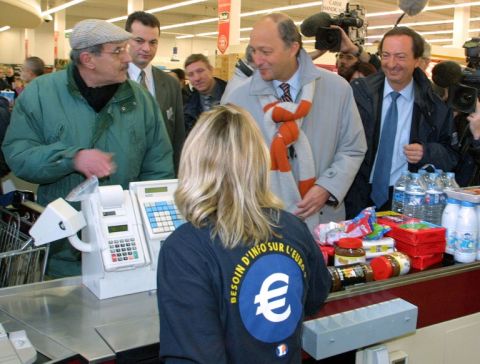 Débuts de l'euro dans un hypermarché, avec le ministre de l'Economie - Daniel Janin - AFP