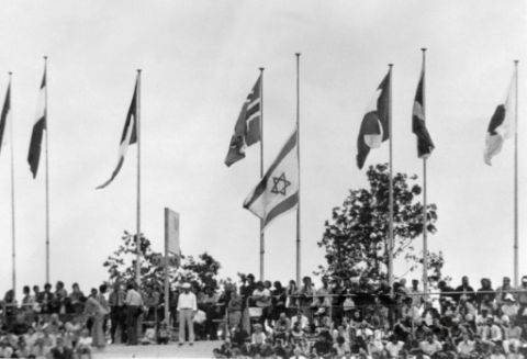 Drapeau israélien en berne aux Jeux de Munich, le 10 septembre 1972 - AFP
