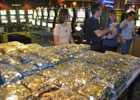 Un casino réceptionne 17 tonnes d'euros à Cannes début 2002 - Patrice Lapoirie - AFP