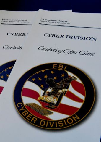 Des brochures du FBI sur le combat contre la cybercriminalité en 2017 - Mark Ralston - AFP
