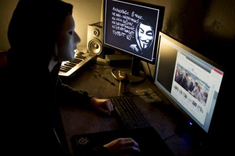 Un hacker masqué du groupe Anonymous en 2012 - Jean-Philippe Ksiazek - AFP