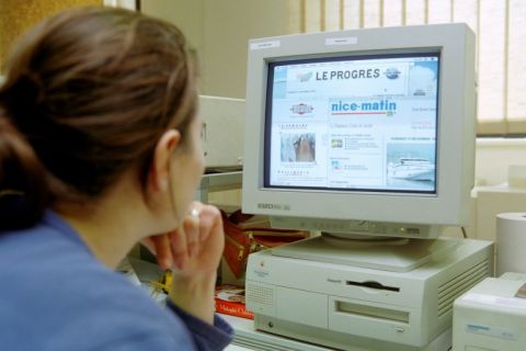 Une internaute sur les sites de la presse française en 1996 - Patrick Kovarik - AFP