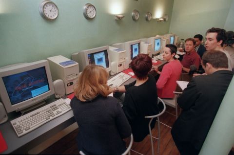 Initiation à internet au « Café orbital » - Pierre Boussel - AFP
