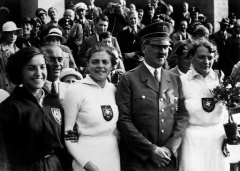 Hitler avec des athlètes allemandes aux Jeux de Berlin, le 02 août 1936 - AFP