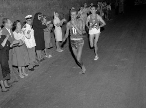 L'Ethiopien Abebe Bikila vainqueur du marathon aux JO de Rome le 10 septembre 1960 - AFP