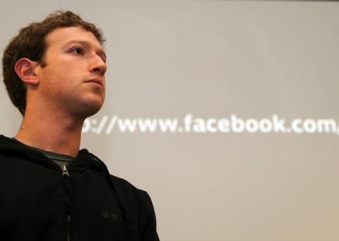 Mark Zuckerberg et son célèbre sweat-shirt à capuche en 2010 - Gabriel Bouys - AFP