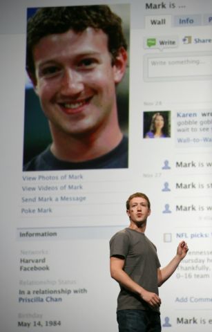 Mark Zuckerberg devant sa page Facebook en 2011 - Kimihiro Hoshino - AFP