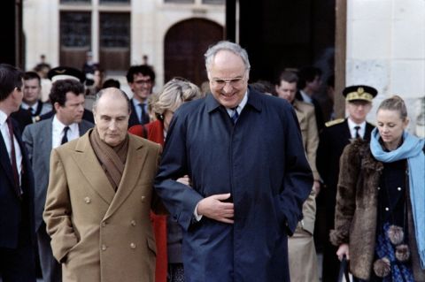 François Mitterrand (L) and Helmut Kohl (1987) - Philippe Bouchon - AFP
