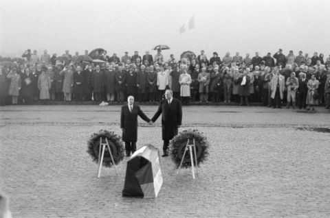 François Mitterrand et Helmut Kohl à Verdun en 1984 - Marcel Mochet - AFP