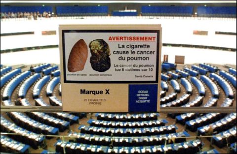 Prototype de paquet de cigarettes avec images choc au Parlement européen - Gerard Cerles - AFP