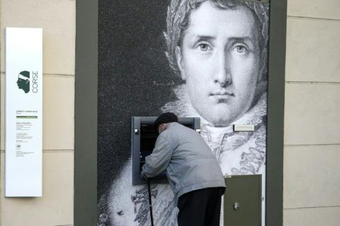 Portrait de Napoléon près d'un distributeur de billets à Ajaccio en 2021 - Pascal Pochard-Casabianca - AFP