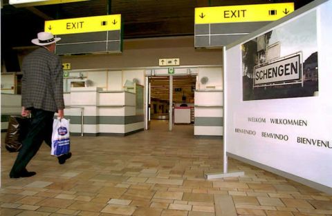The Schengen checkpoint at Brussels airport (1995) - O. Matthys - AFP