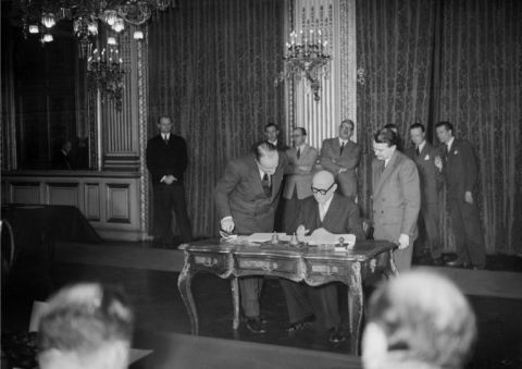 Robert Schuman signs the European Coal and Steel Community treaty (1951) - AFP