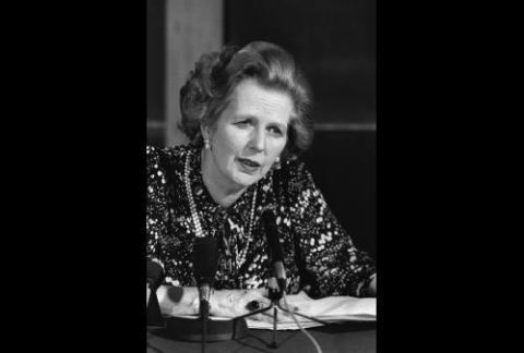 Margaret Thatcher speaks to journalists in France (1984) - AFP