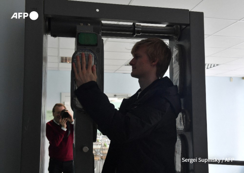 Contrôle de radioactivité à la sortie de la zone d'exclusion de Tchernobyl - Sergei Supinsky - AFP