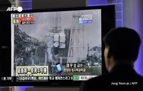 Images de Fukushima à la télé sud-coréenne à Séoul le 16 mars 2011 - Jung Yeon-Je - AFP