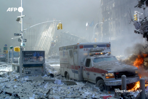 Ambulance en feu après l'effondrement du WTC à New York, le 11/09/2001 - Doug Kanter - AFP