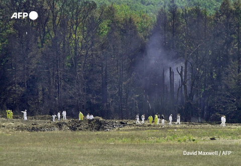 Investigators search the wreckage of Flight 93 - David Maxwell - AFP