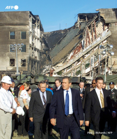 President George W. Bush visits the Pentagon after the attack - Paul J. Richards - AFP