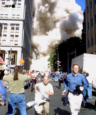 People flee as the World Trade Center collapses - Doug Kanter - AFP