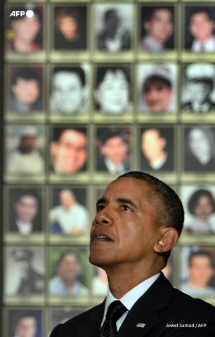 Barack Obama looks at pictures of 9/11 victims at the museum - Jewel Samad - AFP