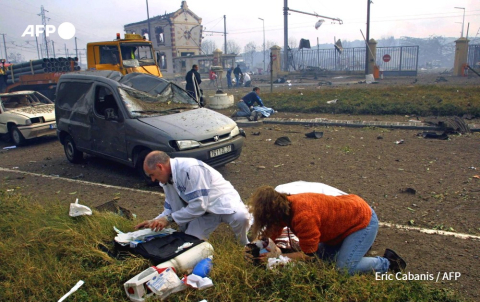 Premiers secours devant l'entrée de l'usine AZF, le 21 septembre 2001 - Eric Cabanis - AFP