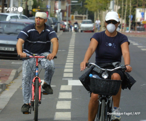 Homme blessé à la tête et femme avec masque près du site AZF - Dominique Faget - AFP