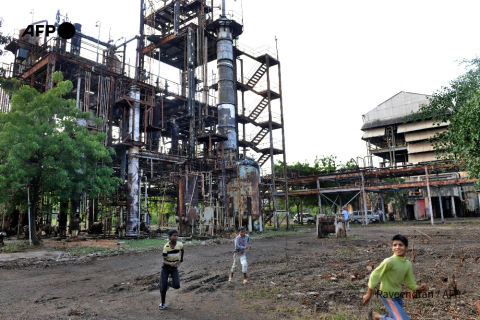 Des enfants dans l'usine abandonnée d'Union Carbide à Bhopal, le 18 novembre 2009 - Ravi Raveendran - AFP